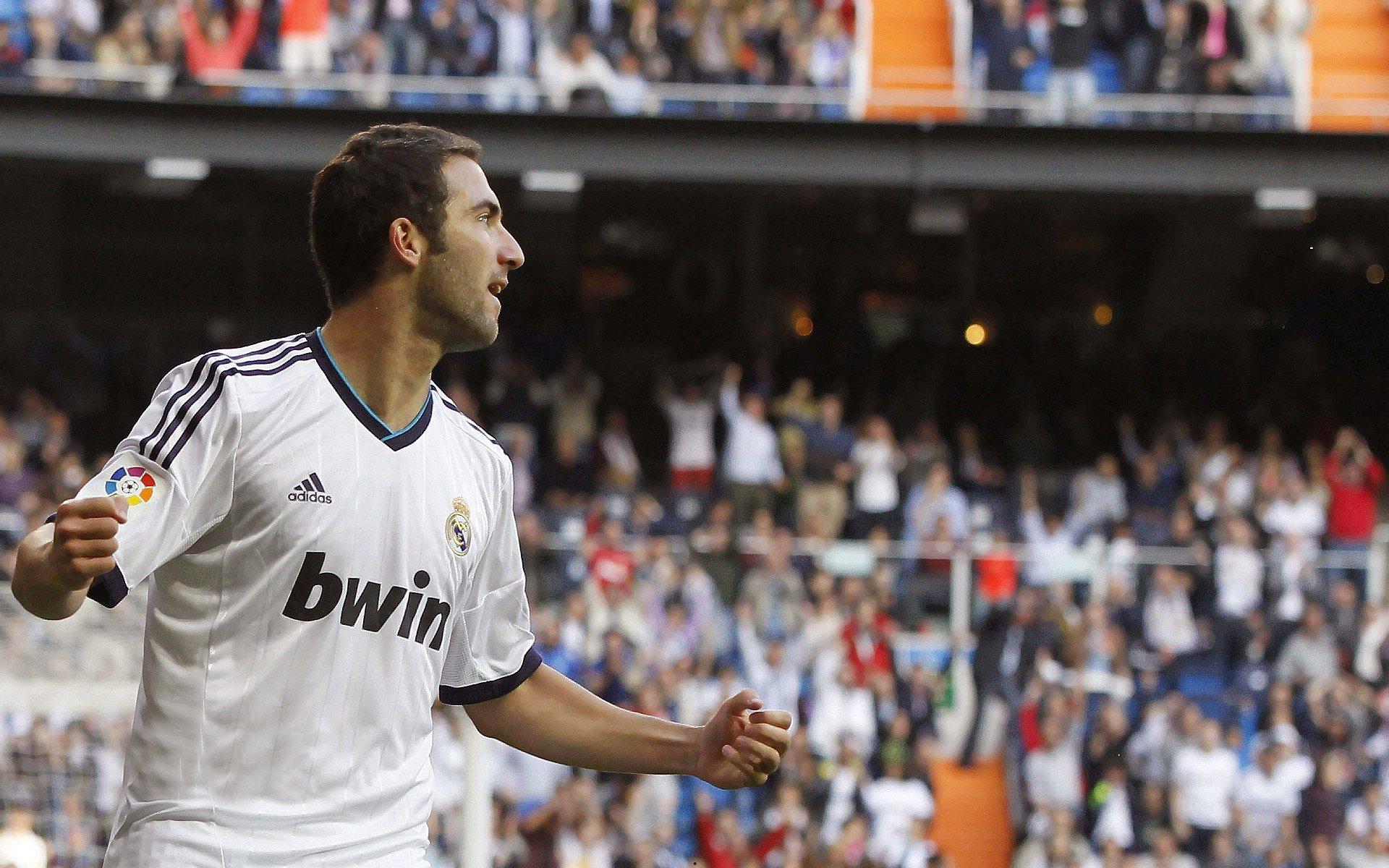 尤文官宣创意暴击！迪马利亚魔法比心引爆社交媒体，球迷，这波操作满分